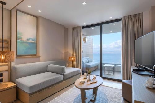 Habitación Grand con vistas al mar Jónico del hotel Angsana Corfu Resort and Spa. Foto 3