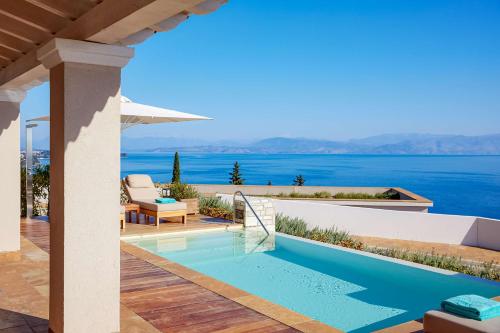 Villa de 1 dormitorio con piscina y vistas al mar Jónico del hotel Angsana Corfu Resort and Spa. Foto 2