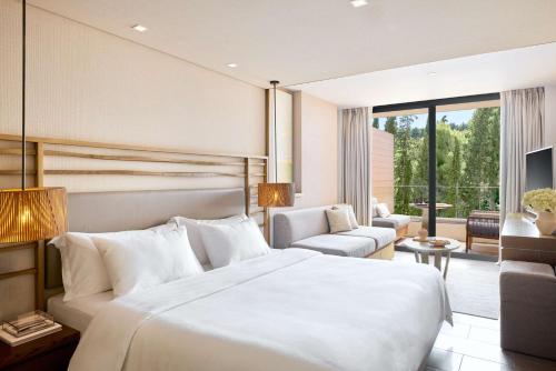 Habitación Grand Achilleion Woodland - Cama extragrande del hotel Angsana Corfu Resort and Spa. Foto 2