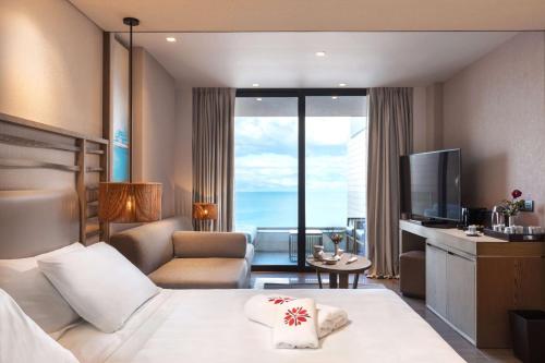 Habitación Grand con vistas al mar Jónico del hotel Angsana Corfu Resort and Spa. Foto 3