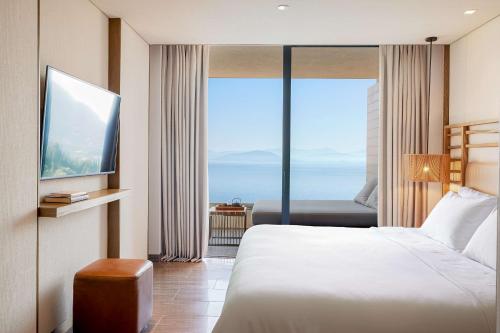 Suite de 1 dormitorio con vistas al mar Jónico del hotel Angsana Corfu Resort and Spa. Foto 1