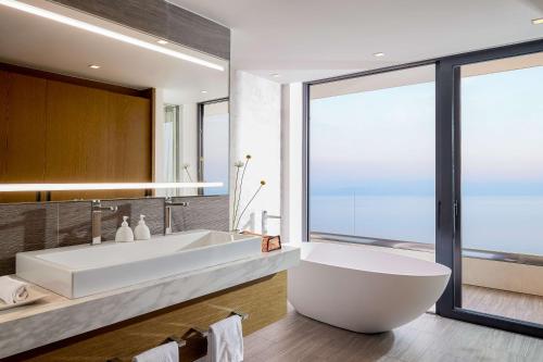 Suite Esquinera con vistas al mar Jónico del hotel Angsana Corfu Resort and Spa