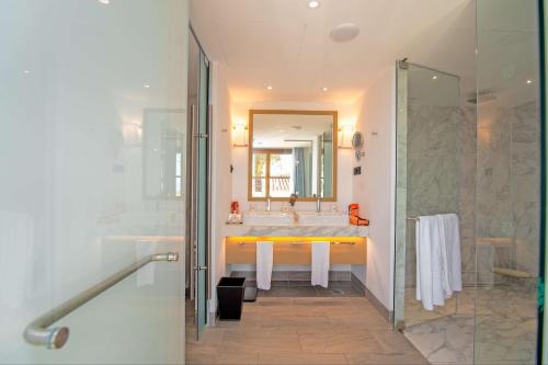 Suite con piscina y vistas al mar Jónico del hotel Angsana Corfu Resort and Spa. Foto 1