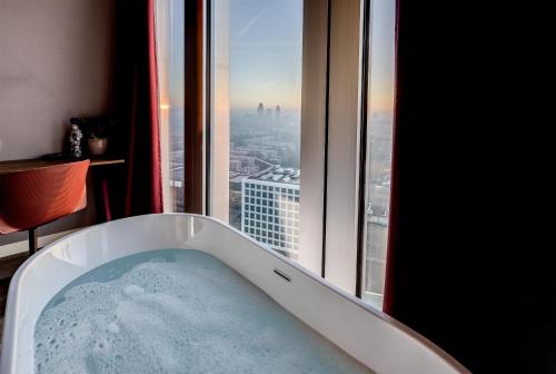 Habitación Premium nhow con vistas y bañera del hotel Nhow Amsterdam RAI. Foto 3