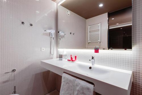 Habitación Premium nhow con vistas y bañera del hotel Nhow Amsterdam RAI. Foto 5