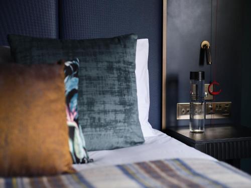 Habitación adaptada para personas de movilidad reducida - Cama extragrande del hotel The Other House - South Kensington. Foto 1