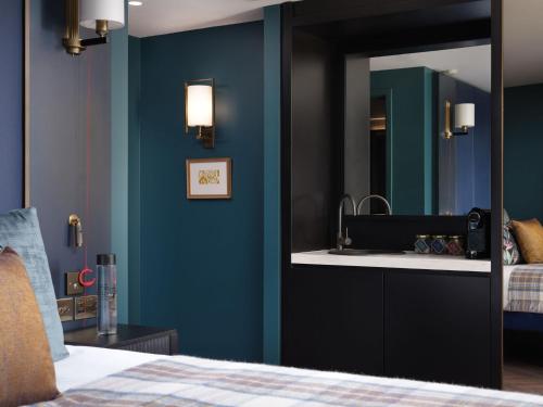 Habitación adaptada para personas de movilidad reducida - Cama extragrande del hotel The Other House - South Kensington. Foto 2