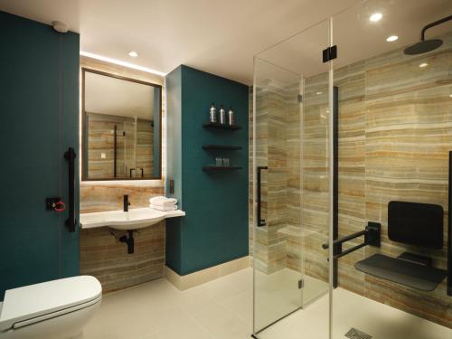 Habitación adaptada para personas de movilidad reducida - Cama extragrande del hotel The Other House - South Kensington. Foto 3