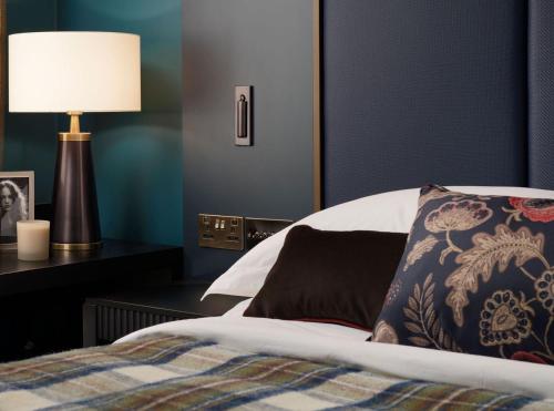 Habitación con cama de 1,95 x 2,05 del hotel The Other House - South Kensington. Foto 1