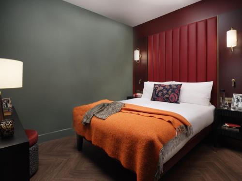 Habitación con cama de 1,95 x 2,05 del hotel The Other House - South Kensington. Foto 2