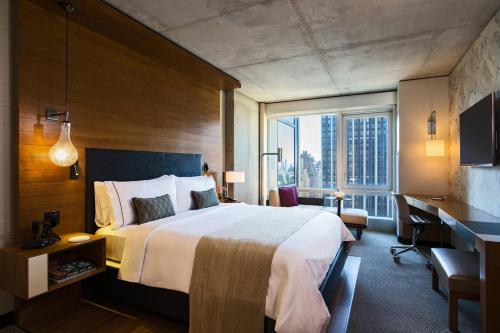 Habitación con cama extragrande, vistas a la ciudad y bañera adaptada - Adaptada para personas con movilidad reducida del hotel Renaissance New York Midtown