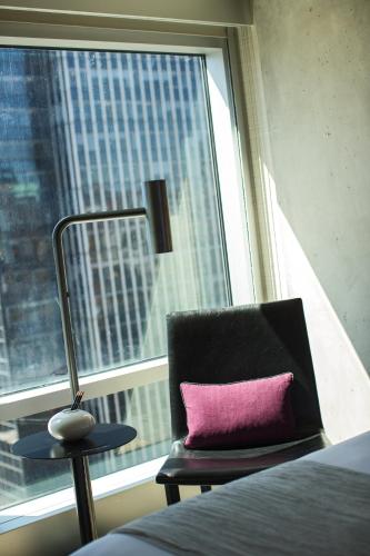 Habitación Queen con vista al skyline del hotel Renaissance New York Midtown