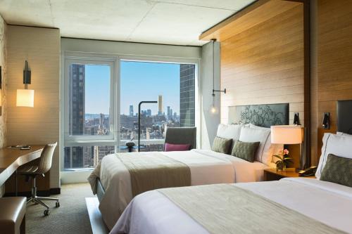 Habitación Queen con vista al skyline del hotel Renaissance New York Midtown. Foto 1