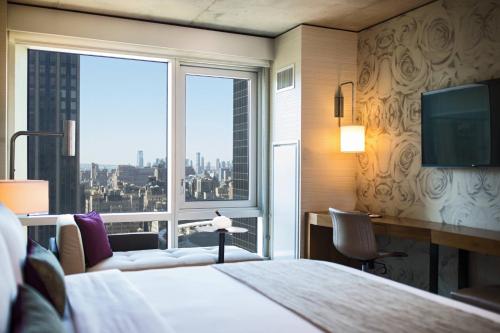Habitación King con vista al skyline del hotel Renaissance New York Midtown. Foto 1