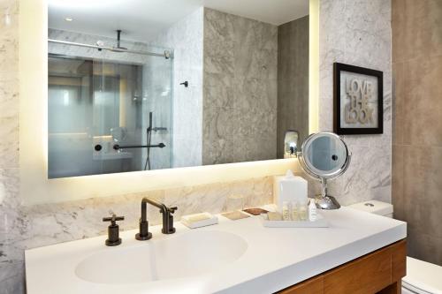 Habitación con cama extragrande y ducha accesible en silla de ruedas - Adaptada para personas con discapacidad auditiva y movilidad reducida del hotel Renaissance New York Midtown. Foto 3