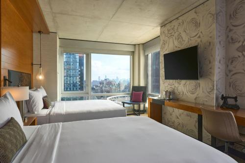 Habitación Queen con dos camas queen - Adaptada para personas con problemas de audición del hotel Renaissance New York Midtown