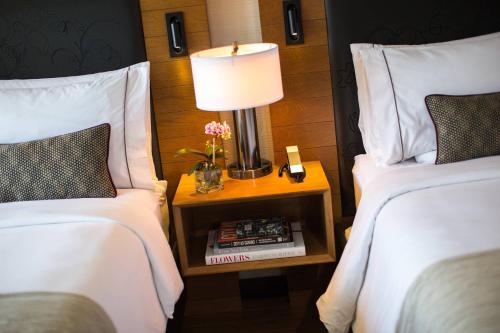 Habitación Queen con dos camas queen - Adaptada para personas con problemas de audición del hotel Renaissance New York Midtown. Foto 1