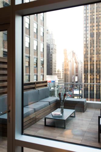 Habitación con cama extragrande, terraza y ducha accesible en silla de ruedas - Adaptada para personas con movilidad reducida del hotel Renaissance New York Midtown