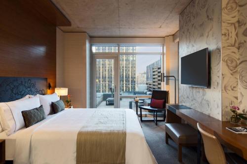 Habitación con cama extragrande, terraza y ducha accesible en silla de ruedas - Adaptada para personas con movilidad reducida del hotel Renaissance New York Midtown. Foto 1