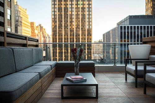 Habitación con cama extragrande, terraza y ducha accesible en silla de ruedas - Adaptada para personas con movilidad reducida del hotel Renaissance New York Midtown. Foto 2