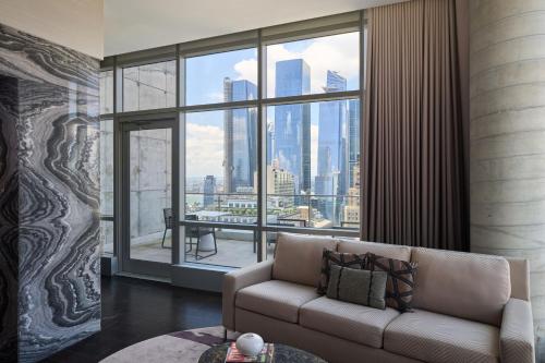 Suite con cama grande y balcón del hotel Renaissance New York Midtown. Foto 1