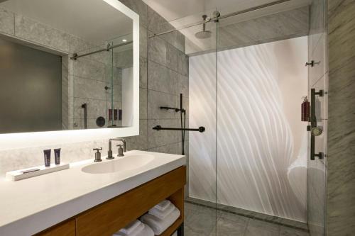 Habitación Queen con dos camas Queen - adaptada para personas con problemas de audición del hotel Renaissance New York Midtown. Foto 3