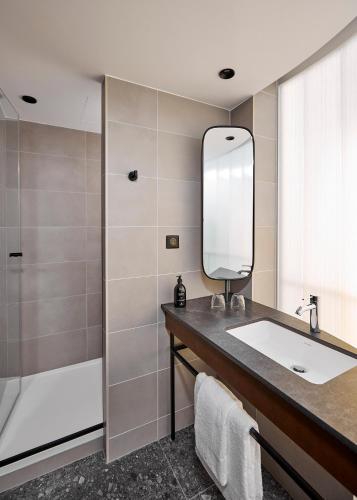 Habitación Doble Superior del hotel Le Bellune Paris. Foto 6