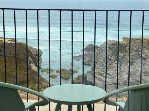 Habitación Doble con vistas al mar - Planta superior - 2 camas del hotel Porto Covo Praia Hotel and SPA