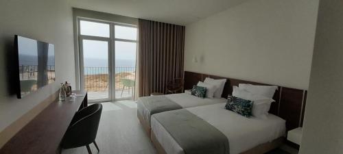 Habitación Doble con vistas al mar - Planta superior - 2 camas del hotel Porto Covo Praia Hotel and SPA. Foto 4