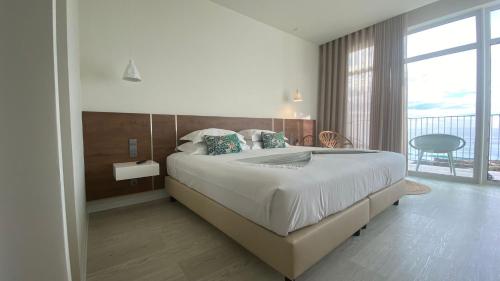 Habitación con vistas al mar - 1 cama extragrande - Planta superior del hotel Porto Covo Praia Hotel and SPA. Foto 7