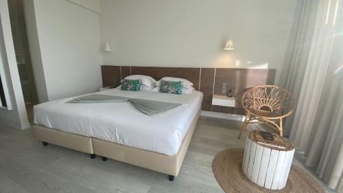 Habitación con cama extragrande y vistas a la piscina del hotel Porto Covo Praia Hotel and SPA. Foto 1