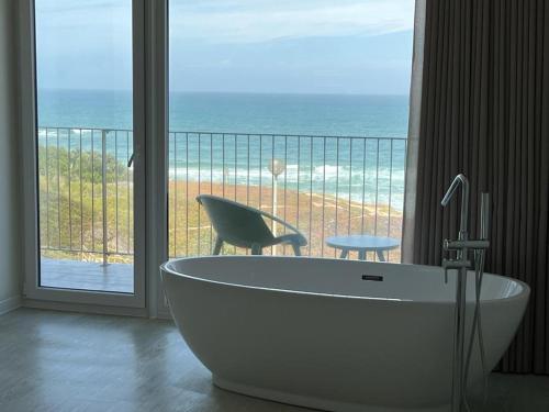 Suite Master con vistas al mar del hotel Porto Covo Praia Hotel and SPA