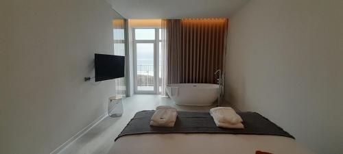 Suite Master con vistas al mar del hotel Porto Covo Praia Hotel and SPA. Foto 1