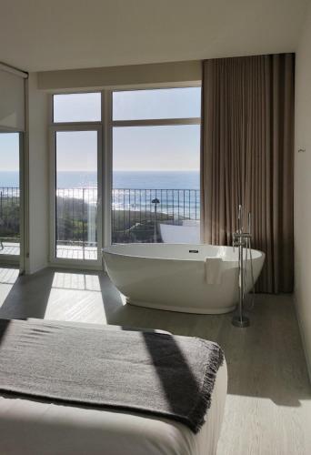 Suite Master con vistas al mar del hotel Porto Covo Praia Hotel and SPA. Foto 4
