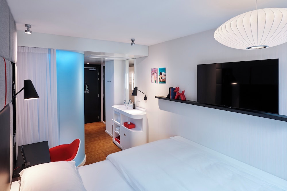 Habitación, 1 cama de matrimonio grande del hotel Citizenm Paris Champs-Élysées. Foto 1