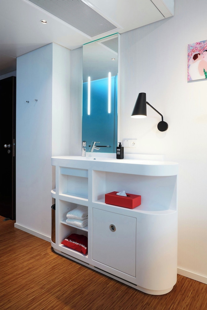Habitación, 1 cama de matrimonio grande del hotel Citizenm Paris Champs-Élysées. Foto 9