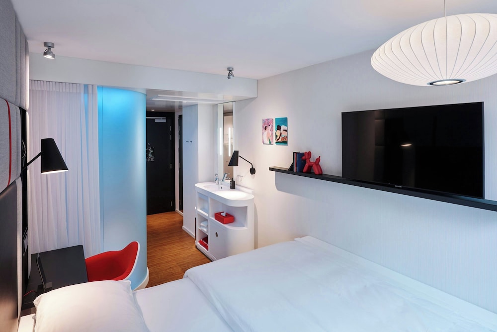Habitación, 1 cama de matrimonio grande del hotel Citizenm Paris Champs-Élysées. Foto 10