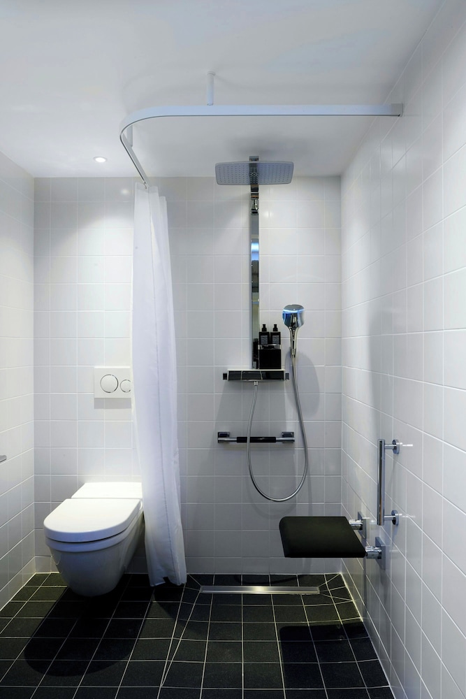 Habitación, 1 cama de matrimonio grande (Mobility Accessible, Roll - In Shower) del hotel Citizenm Paris Champs-Élysées. Foto 6