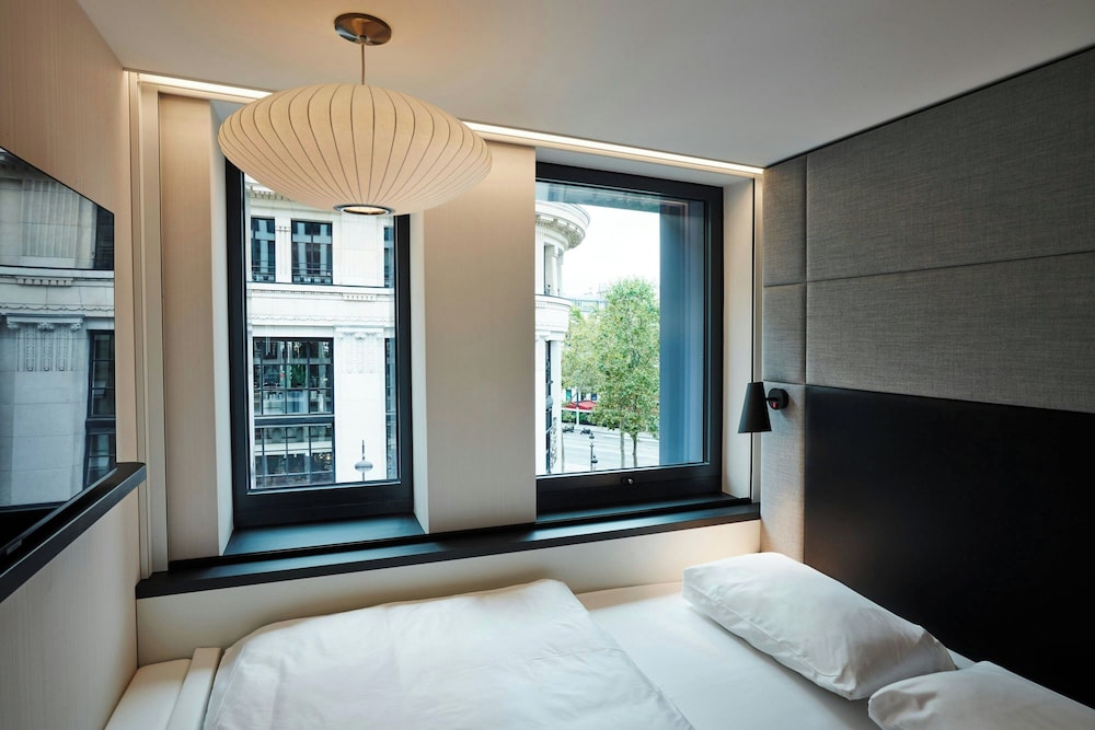 Habitación, 1 cama de matrimonio grande (High Floor) del hotel Citizenm Paris Champs-Élysées. Foto 11
