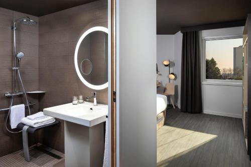 Habitación Innside - Adaptada para personas con movilidad reducida del hotel INNSiDE by Meliá Paris Charles de Gaulle Airport. Foto 1