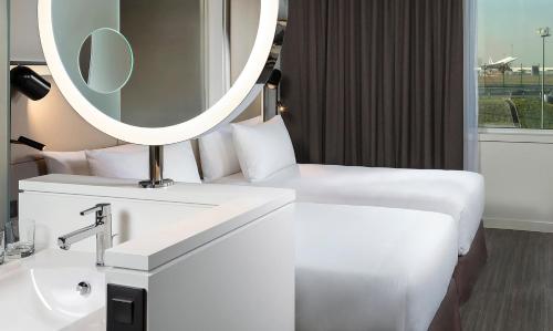 Habitación Doble The INNSiDE - 2 camas del hotel INNSiDE by Meliá Paris Charles de Gaulle Airport. Foto 2