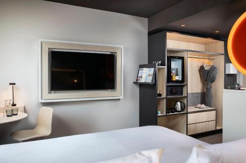 Habitación The INNSiDE con vistas al perfil urbano del hotel INNSiDE by Meliá Paris Charles de Gaulle Airport. Foto 2
