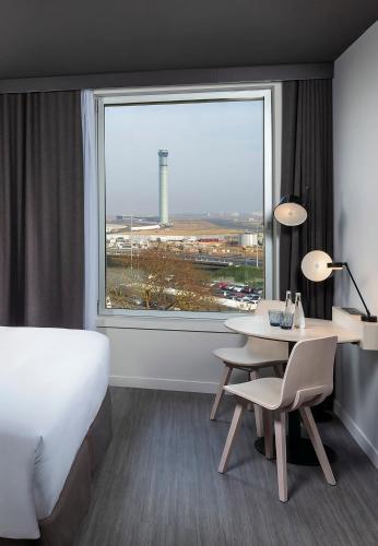 Habitación The INNSiDE con vistas al perfil urbano del hotel INNSiDE by Meliá Paris Charles de Gaulle Airport. Foto 3