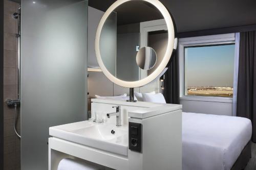 Habitación The INNSiDE con vistas al perfil urbano del hotel INNSiDE by Meliá Paris Charles de Gaulle Airport. Foto 1