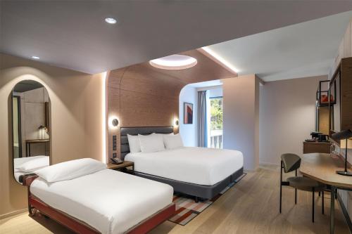 Habitación Gran Premium del hotel Canopy by Hilton Paris Eiffel Tower. Foto 1