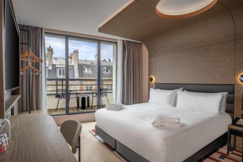 Habitación Doble Premium con terraza - 1 cama extragrande del hotel Canopy by Hilton Paris Eiffel Tower. Foto 3