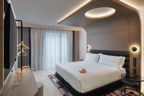 Habitación con cama extragrande. del hotel Canopy by Hilton Paris Eiffel Tower