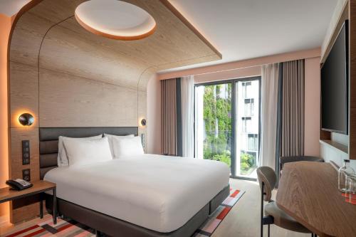 Habitación con cama extragrande. del hotel Canopy by Hilton Paris Eiffel Tower. Foto 2
