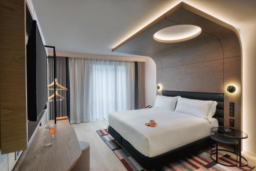 Habitación con cama extragrande - Adaptada para personas de movilidad reducida del hotel Canopy by Hilton Paris Eiffel Tower. Foto 2
