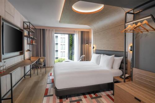 Habitación Premium con cama extragrande del hotel Canopy by Hilton Paris Eiffel Tower